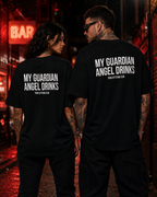 MY GUARDIAN ANGEL DRINKS – Weißes Oversize Unisex Shirt mit rotem Backprint, lustiges Statement Shirt, Funny Tee, Party Shirt, freches Geschenk