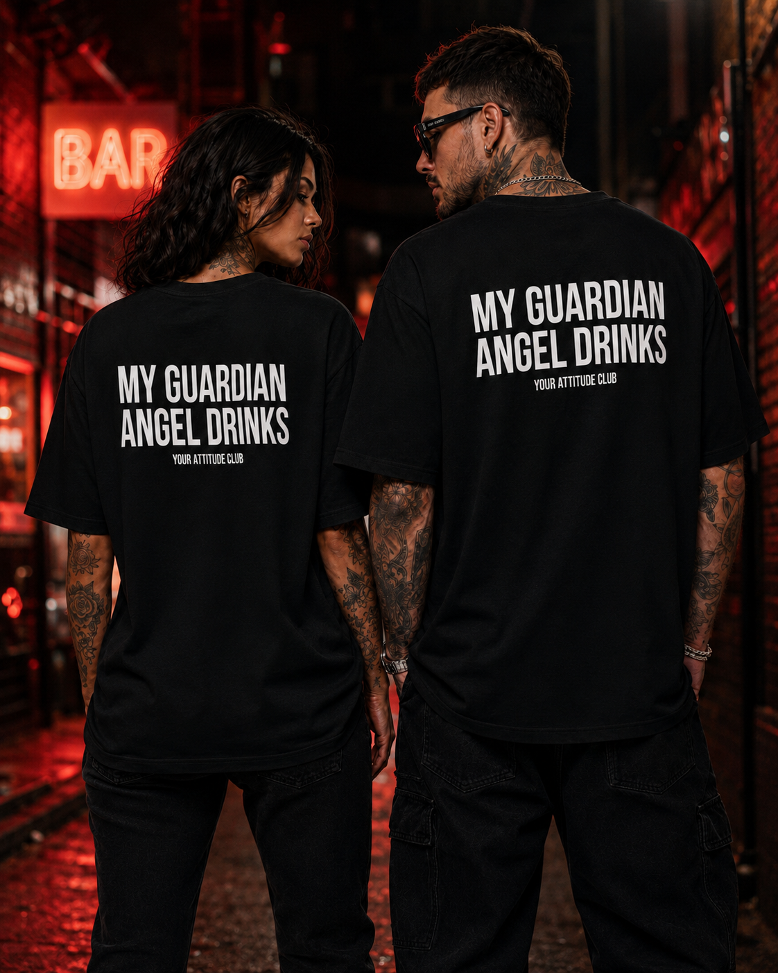 MY GUARDIAN ANGEL DRINKS – Weißes Oversize Unisex Shirt mit rotem Backprint, lustiges Statement Shirt, Funny Tee, Party Shirt, freches Geschenk