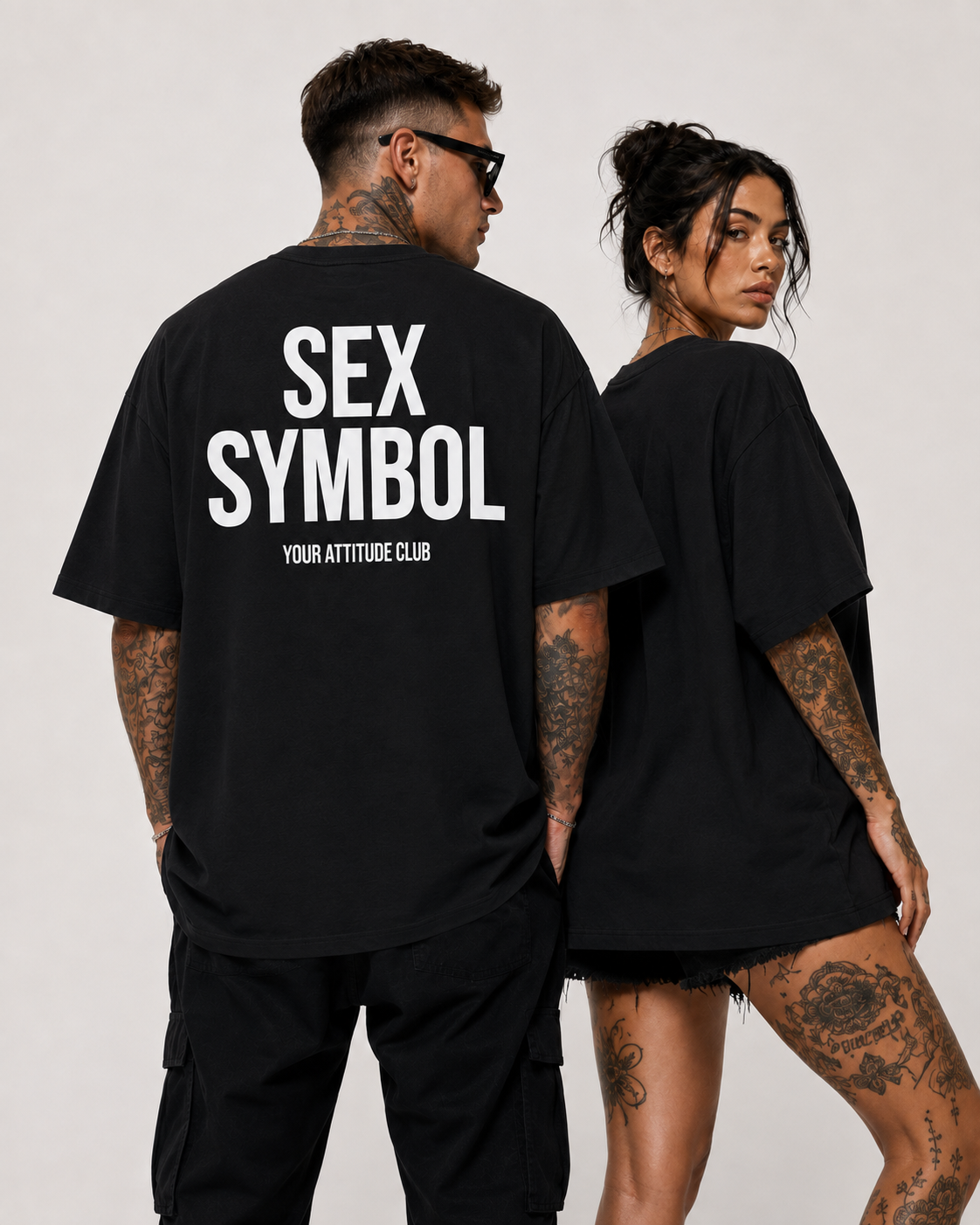 SEX SYMBOL – Schwarzes Oversize Unisex Shirt mit weißem Backprint, lustiges Statement Shirt, freches T-Shirt, Funny Tee, Sarkasmus, Geschenk für Sie & Ihn