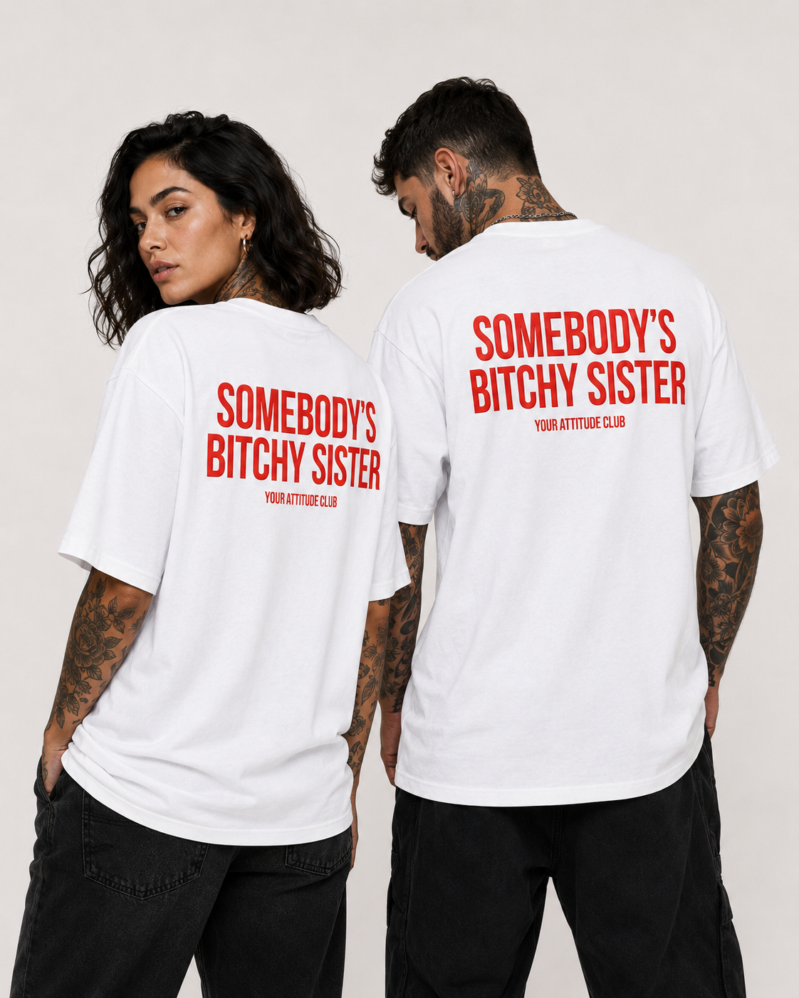 SOMEBODY’S BITCHY SISTER – Schwarzes Oversize Unisex Shirt mit weißem Backprint, lustiges Schwester Shirt, freches Statement T-Shirt, Sister Gift
