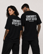SOMEBODY’S BITCHY SISTER – Schwarzes Oversize Unisex Shirt mit weißem Backprint, lustiges Schwester Shirt, freches Statement T-Shirt, Sister Gift