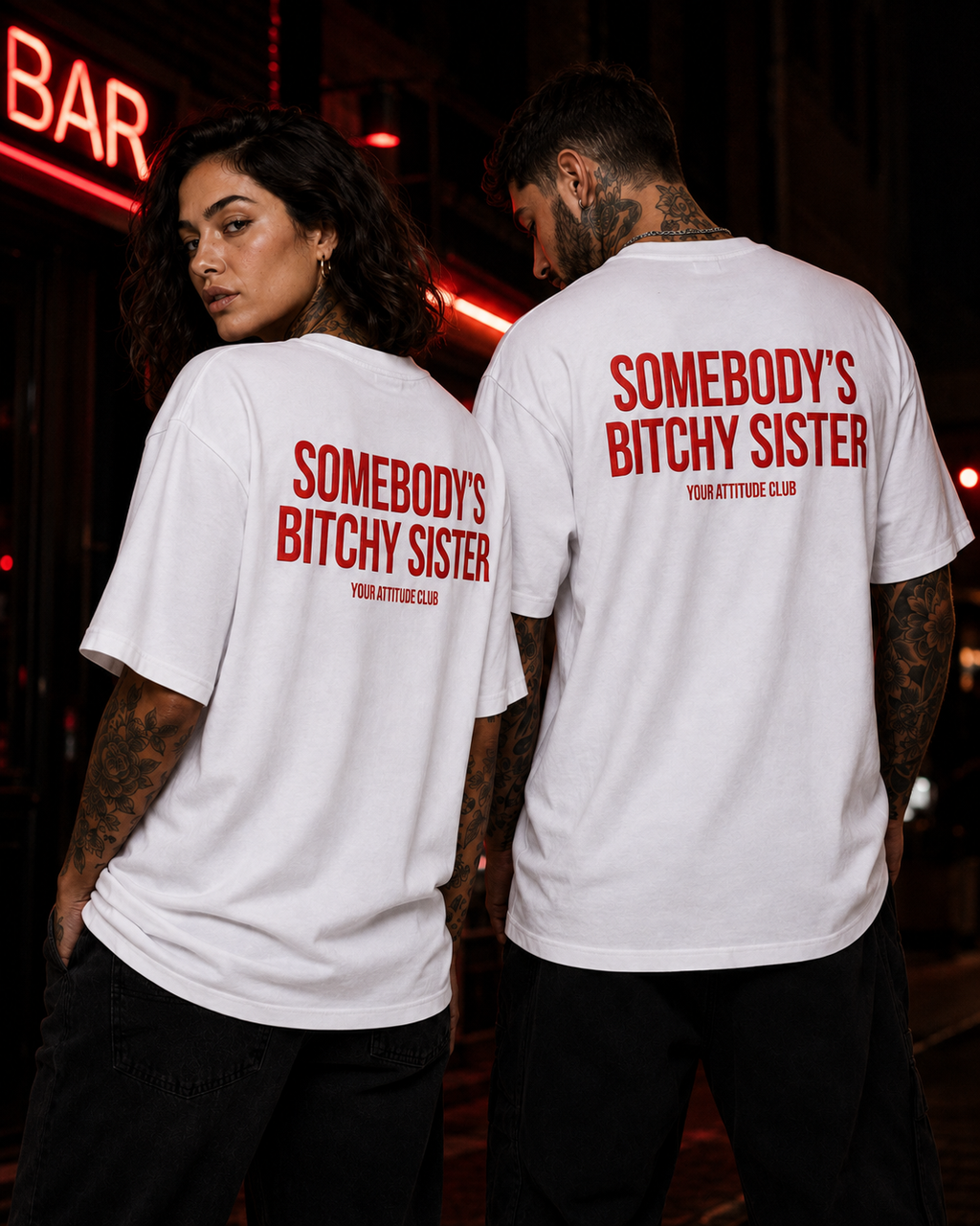 SOMEBODY’S BITCHY SISTER – Schwarzes Oversize Unisex Shirt mit weißem Backprint, lustiges Schwester Shirt, freches Statement T-Shirt, Sister Gift