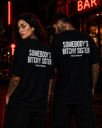 SOMEBODY’S BITCHY SISTER – Schwarzes Oversize Unisex Shirt mit weißem Backprint, lustiges Schwester Shirt, freches Statement T-Shirt, Sister Gift