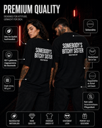 SOMEBODY’S BITCHY SISTER – Schwarzes Oversize Unisex Shirt mit weißem Backprint, lustiges Schwester Shirt, freches Statement T-Shirt, Sister Gift