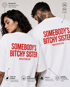 SOMEBODY’S BITCHY SISTER – Schwarzes Oversize Unisex Shirt mit weißem Backprint, lustiges Schwester Shirt, freches Statement T-Shirt, Sister Gift
