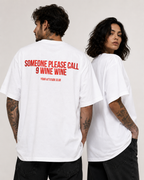SOMEONE PLEASE CALL 9 WINE WINE – Weißes Oversize Unisex Shirt mit rotem Backprint, lustiges Wein Shirt, Wine Lover Geschenk, Statement T-Shirt