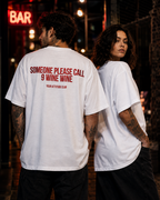 SOMEONE PLEASE CALL 9 WINE WINE – Weißes Oversize Unisex Shirt mit rotem Backprint, lustiges Wein Shirt, Wine Lover Geschenk, Statement T-Shirt