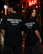 SOMEONE PLEASE CALL 9 WINE WINE – Weißes Oversize Unisex Shirt mit rotem Backprint, lustiges Wein Shirt, Wine Lover Geschenk, Statement T-Shirt