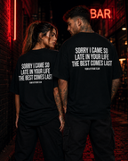SORRY I CAME SO LATE IN YOUR LIFE THE BEST COMES LAST – Schwarzes Oversize Unisex Shirt, lustiger Spruch, Statement Shirt, Geschenk für Partner & Freunde