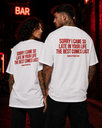 SORRY I CAME SO LATE IN YOUR LIFE THE BEST COMES LAST – Weißes Oversize Unisex Shirt, lustiger Spruch, Statement Shirt, Geschenk für Freund & Freundin