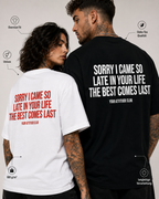 SORRY I CAME SO LATE IN YOUR LIFE THE BEST COMES LAST – Schwarzes Oversize Unisex Shirt, lustiger Spruch, Statement Shirt, Geschenk für Partner & Freunde