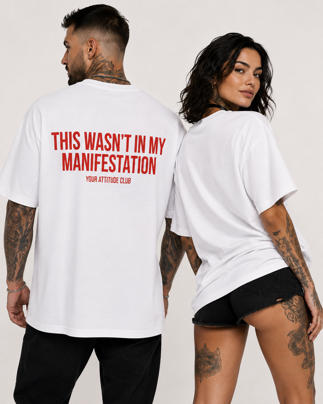 THIS WASN’T IN MY MANIFESTATION – Weißes Oversize Unisex Shirt, lustiger Spruch, Sarkasmus Shirt, Statement Shirt, Backprint, Geschenk, Streetwear