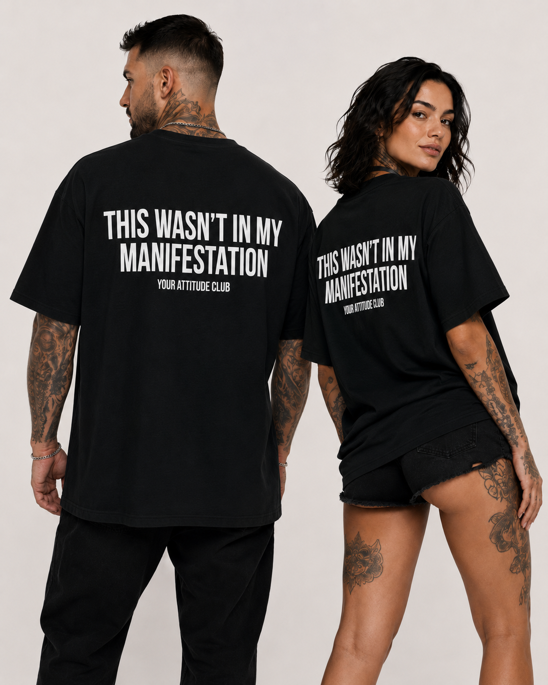 THIS WASN’T IN MY MANIFESTATION – Weißes Oversize Unisex Shirt, lustiger Spruch, Sarkasmus Shirt, Statement Shirt, Backprint, Geschenk, Streetwear