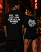 WHEN I SAID I LIKED IT ROUGH I DON’T MEAN MY ENTIRE LIFE – Oversize Unisex Shirt Schwarz, frecher Spruch, schwarzer Humor, Statement Shirt, Backprint